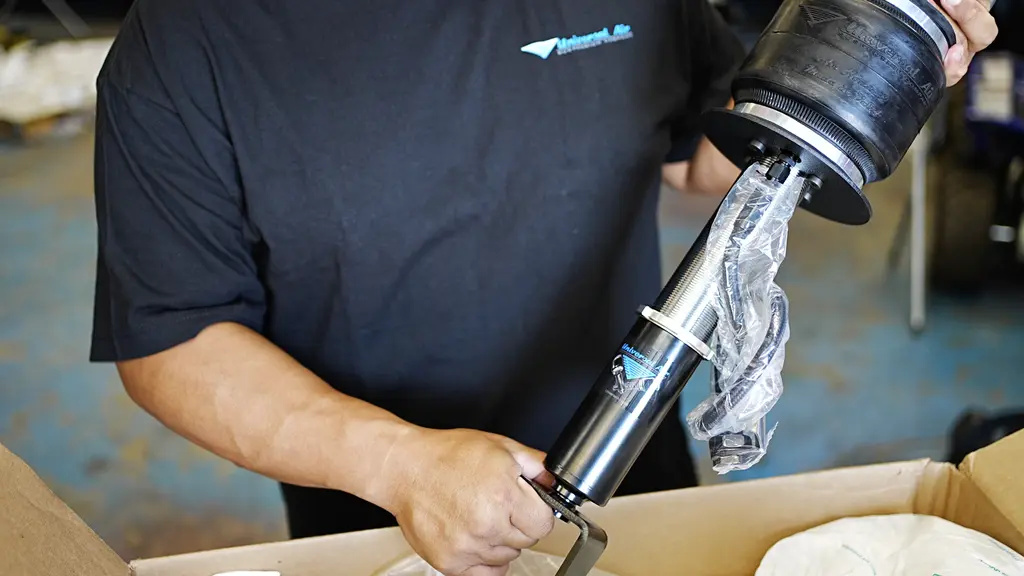 [30-100076] Chrysler 300 2011-2023 Solution Series Upgrade Kit (No Rear Bags/Brackets) (None)